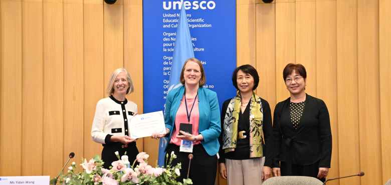 UNESCO ILD - Elaine C receives the prize from Stefania Giannini